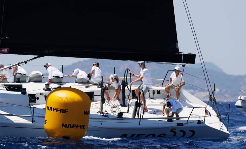 El TP52 "Aifos 500" de la Armada Española patroneado por el rey Felipe VI (3-d) ocupa el tercer lugar entre los barcos de mayor eslora (BMW ORC 1), tras las dos primera pruebas celebradas este lunes en el inicio de la cuadragésima edición de la Copa del Rey Mapfre de vela en los campos de regatas de la bahía de Palma.