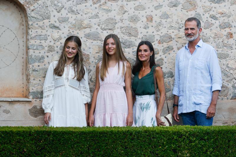 El rey Felipe VI, la reina Letizia, la princesa Leonor y la infanta Sofía visitan la Cartuja de Valldemossa como parte de sus vacaciones, este lunes en Valldemossa, Mallorca.