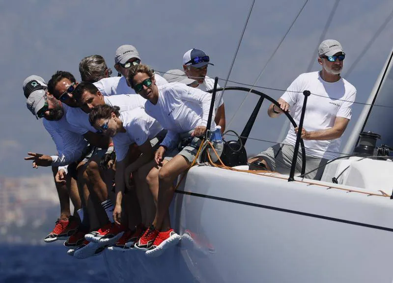 El rey Felipe VI junto a la tripulación del Aifos, durante su participación en la primera jornada de la 40 edición de la Copa del Rey Mapfre de vela este lunes en la bahía de Palma.