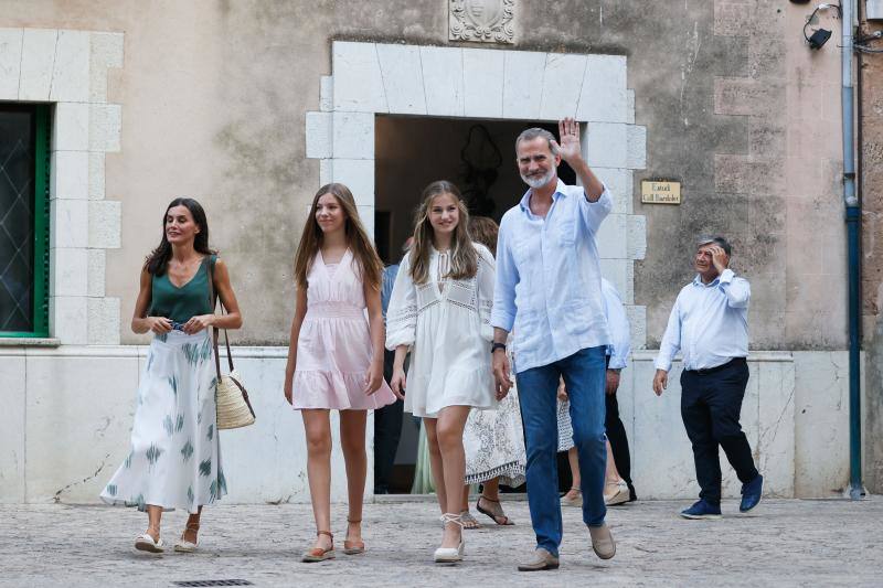 El rey Felipe VI, la reina Letizia, la princesa Leonor y la infanta Sofía visitan la Cartuja de Valldemossa como parte de sus vacaciones, este lunes en Valldemossa, Mallorca.