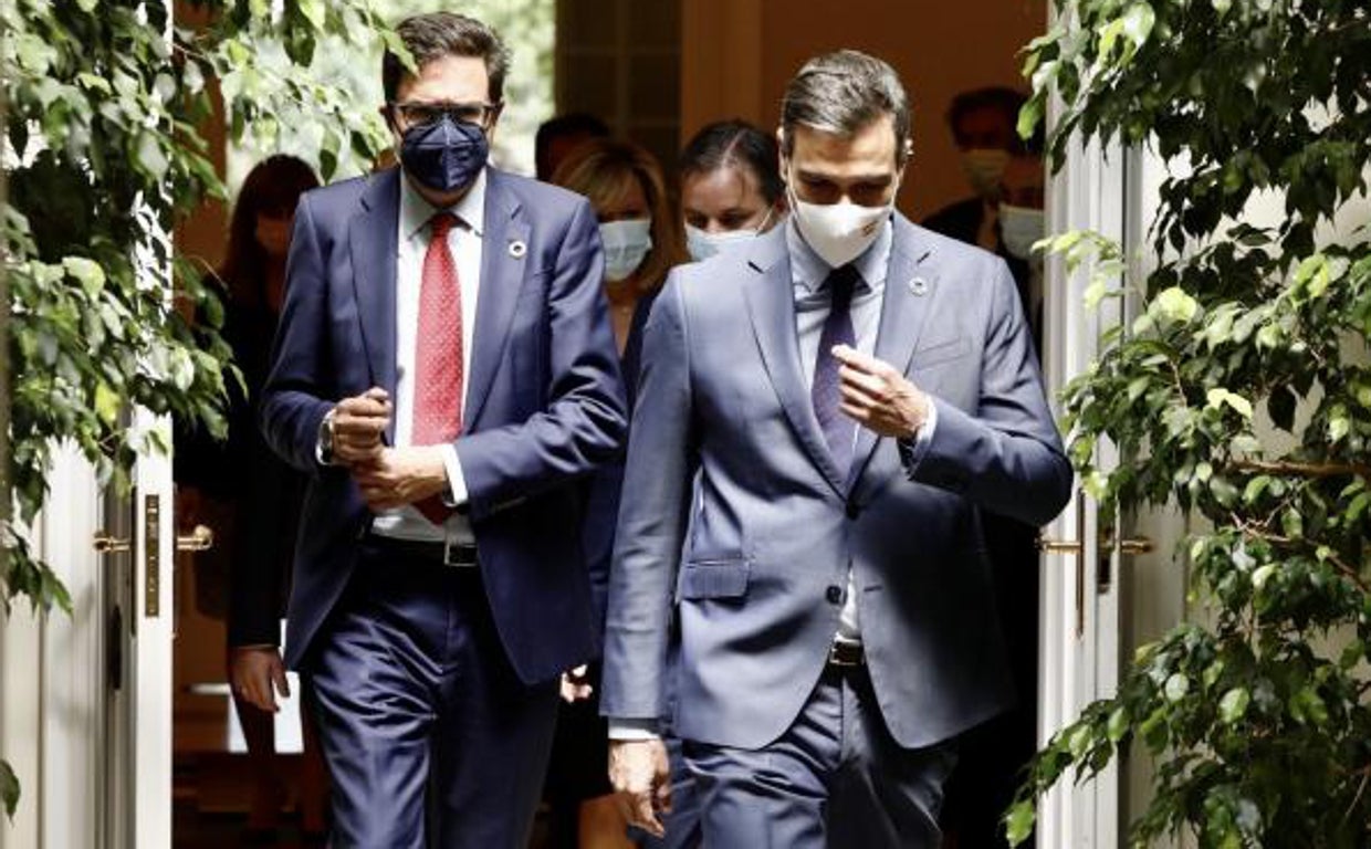 Pedro Sánchez y su director de gabinete, el socialista Óscar López, que controlará la nueva Secretaría Política de Moncloa