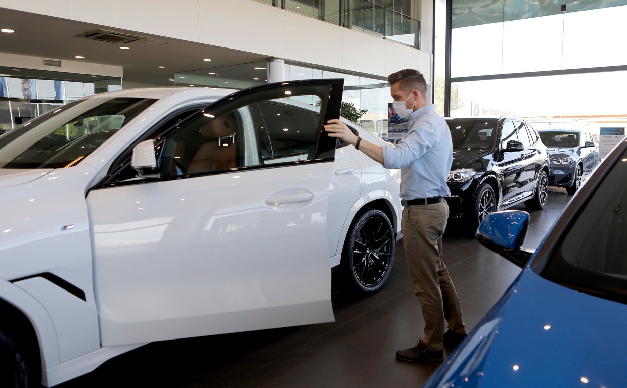 Un cliente observa un vehículo en un concesionario de Córdoba