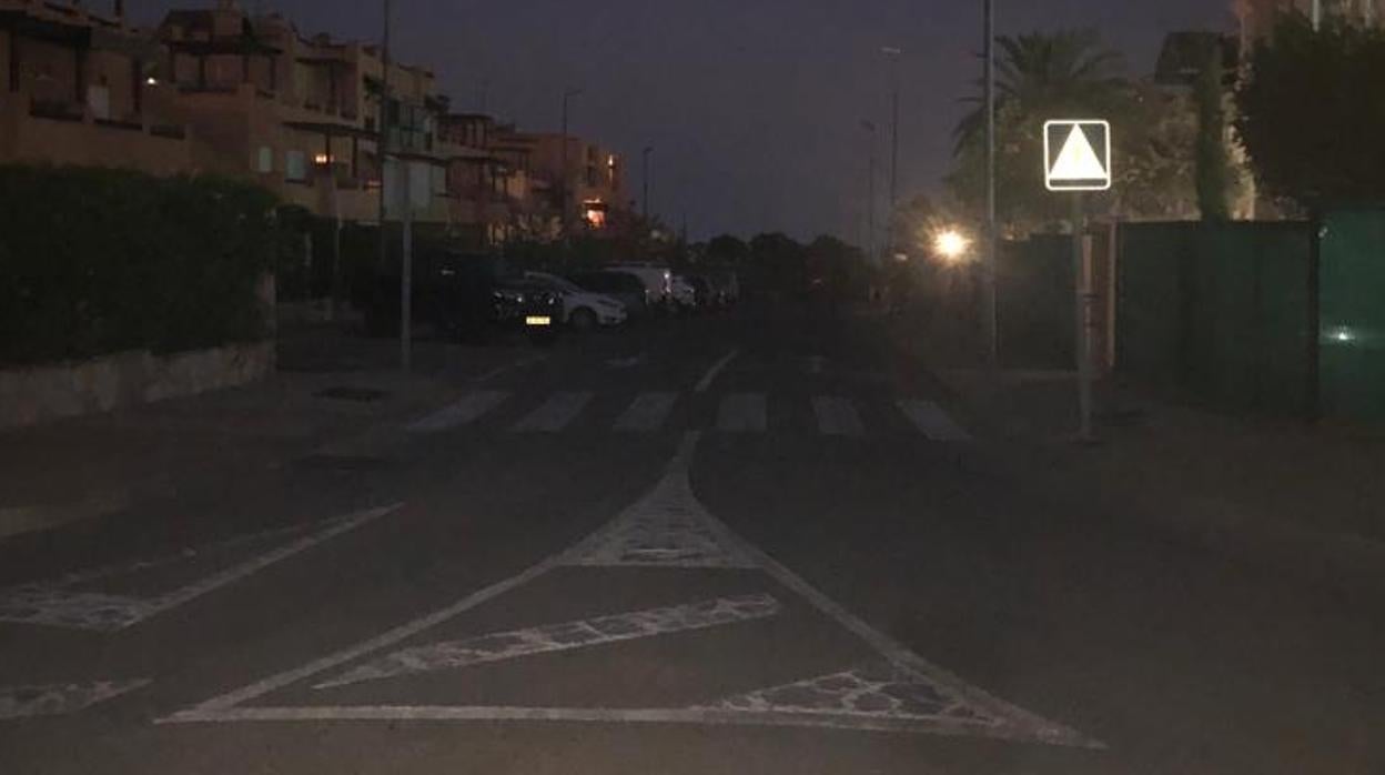 Más de 500 vecinos llevan un mes con sus calles a oscuras en una urbanización de Casares