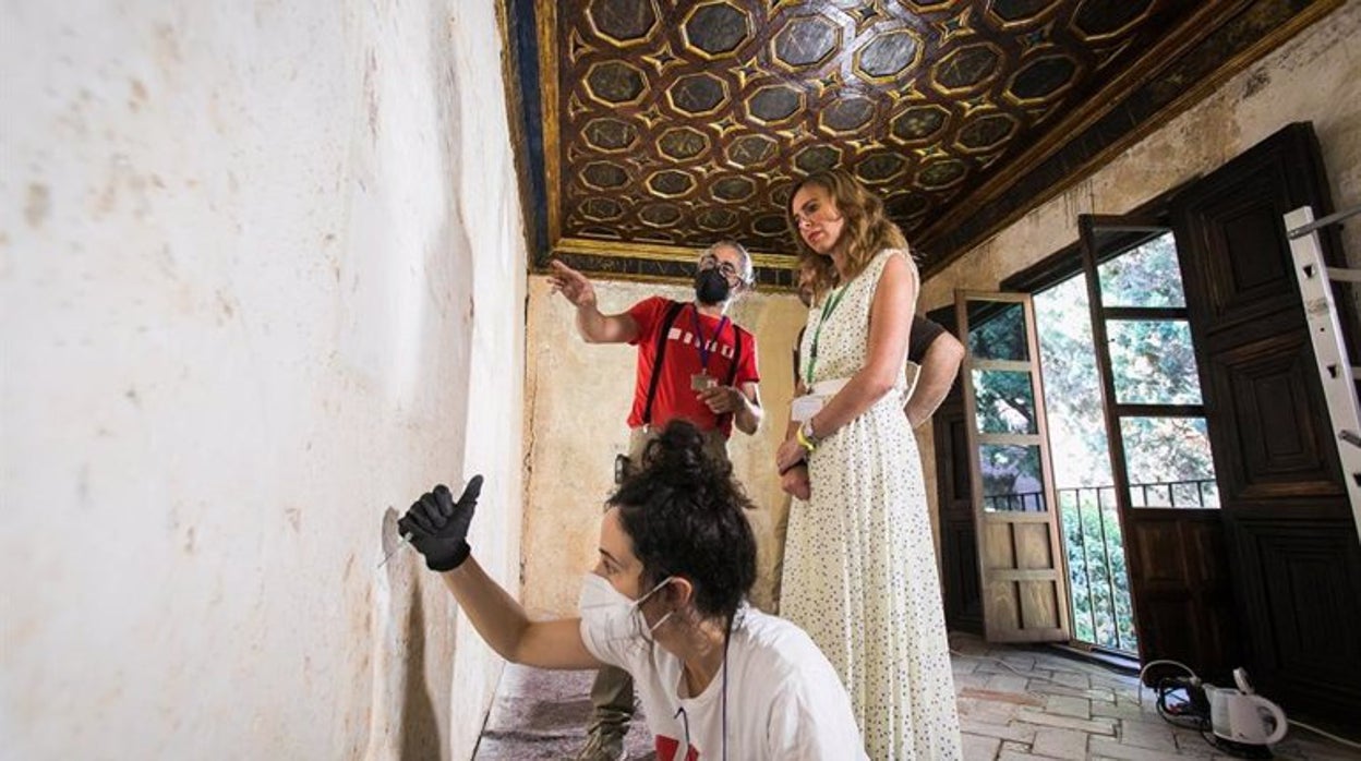 La Alhambra restaura las pinturas murales de las Salas de las Frutas