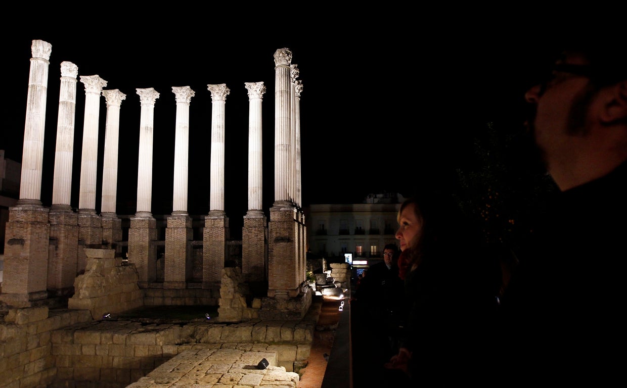 Imagen de la iluminación artística del Templo Romano municipal