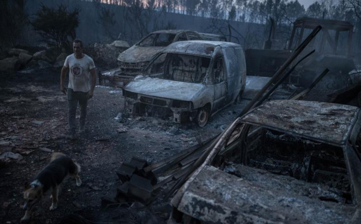 El vecino de Ábedes (Verín) Issac Chamín, ante la flota de su taller calcinada