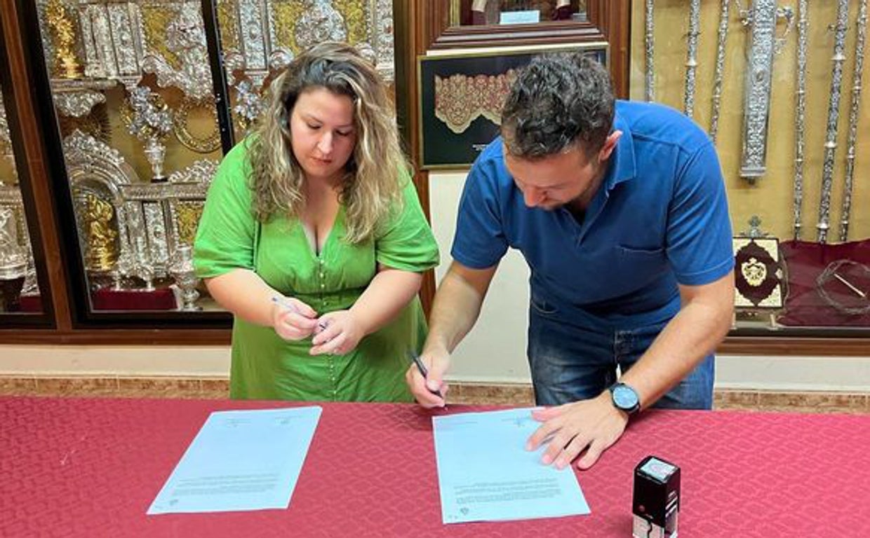 Firma del contrato entre la banda y la cofradía