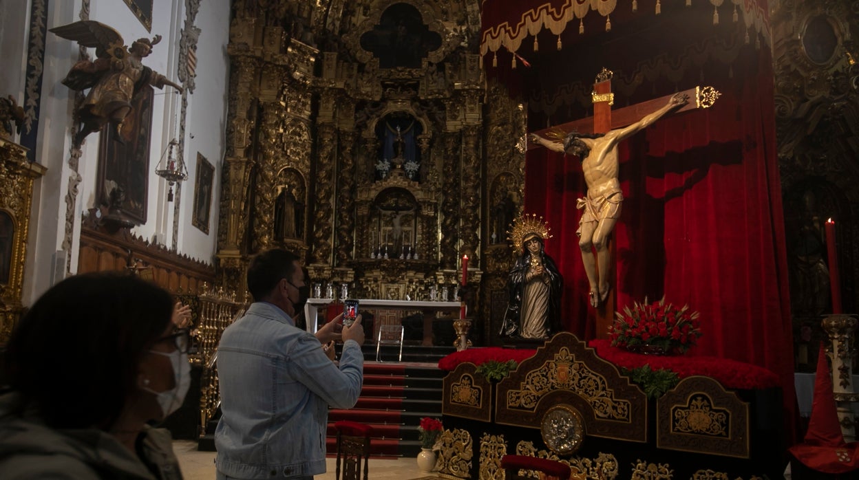 El carro de la hermandad de la Caridad de Córdoba, cuando hasta la intendencia tiene bordados y diseño