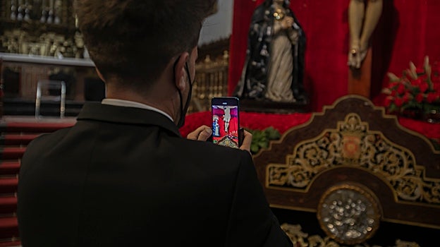 Piezas del carro, en un altar de cultos