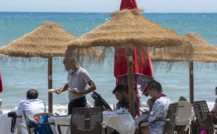 El Gobierno amenaza a los chiringuitos de playa con multas si pagan de su bolsillo el mantenimiento de la costa