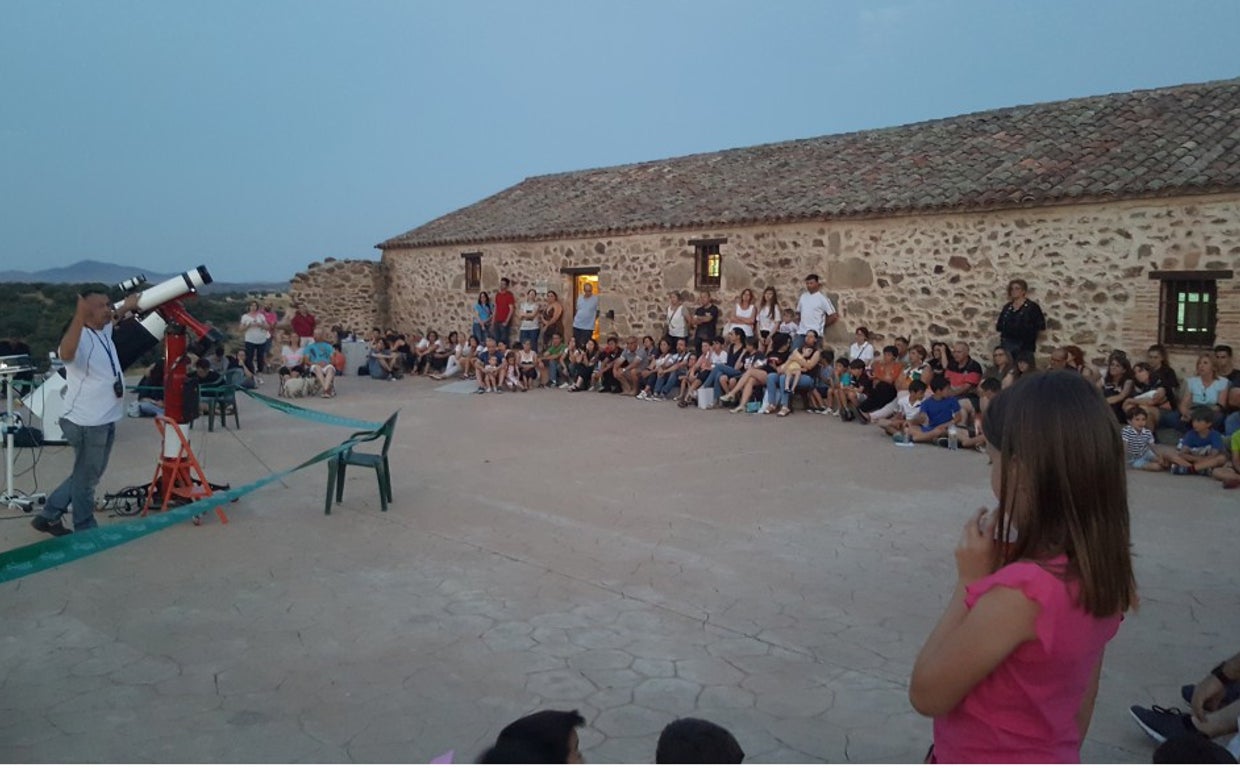 Observación astronómica de la Luna, Júpiter y Saturno este sábado en Melque