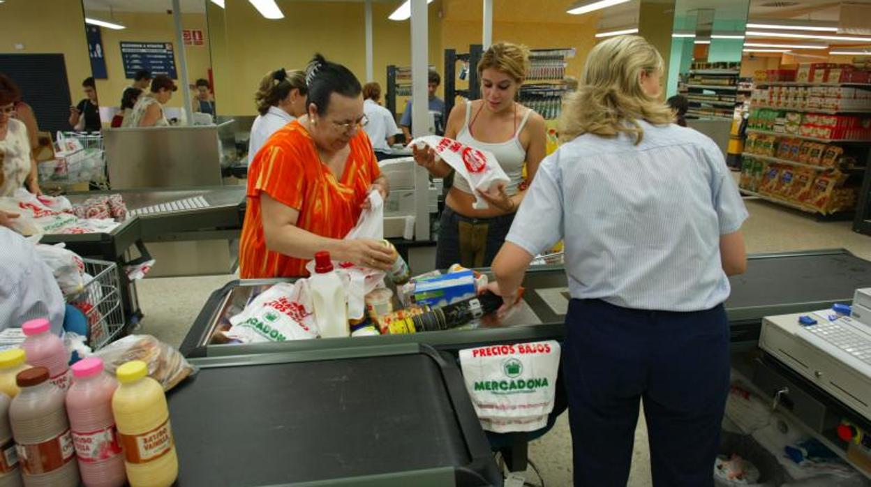 Supermercados de Andalucía limitan las bolsas de hielo que se pueden comprar