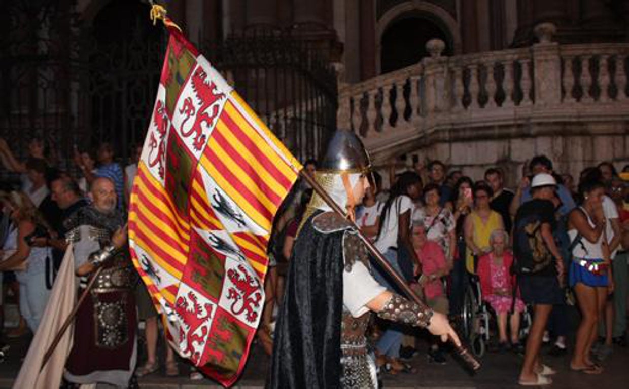 La cabalgata histórica conmemora la entrada de los Reyes Católicos en la ciudad