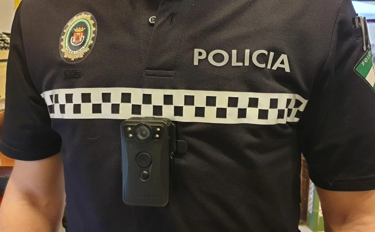 Un agente de policía porta una cámara unipersonal, en una imagen de archivo