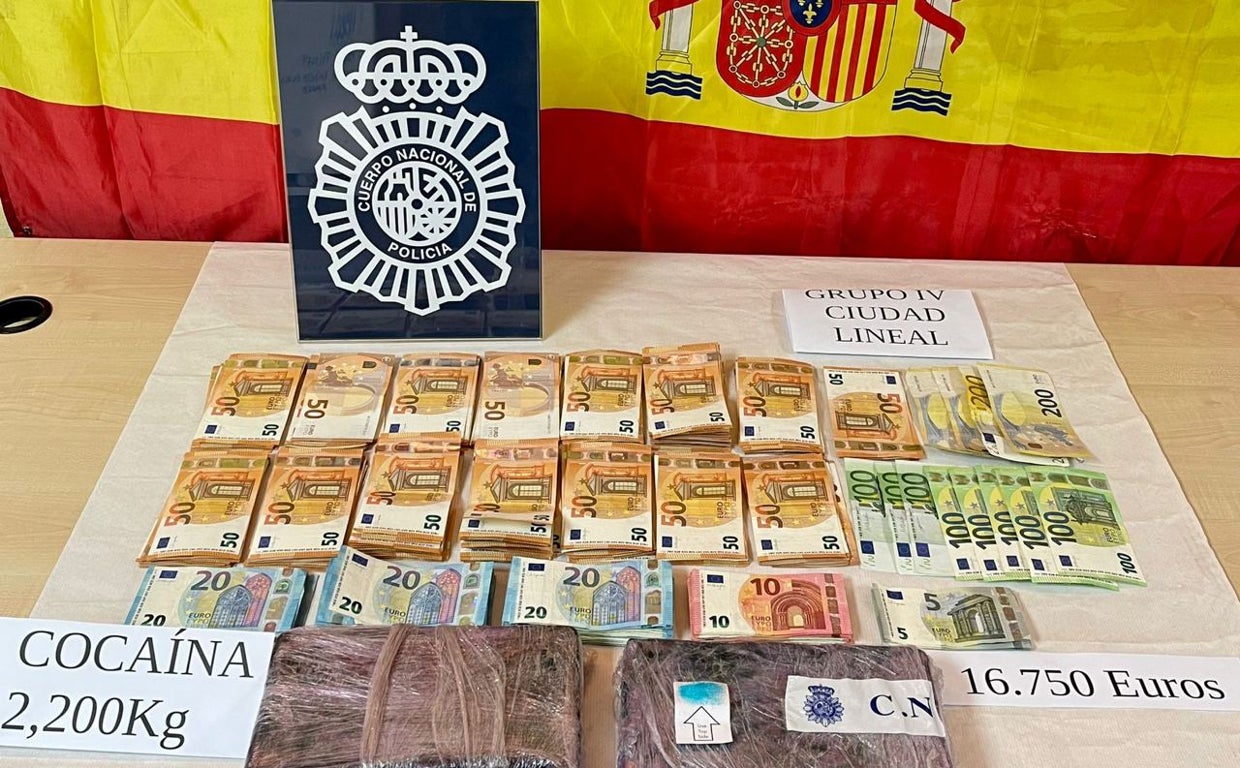 Dinero y droga que se encontraban en el interior de la mochila del detenido en Ciudad Lineal