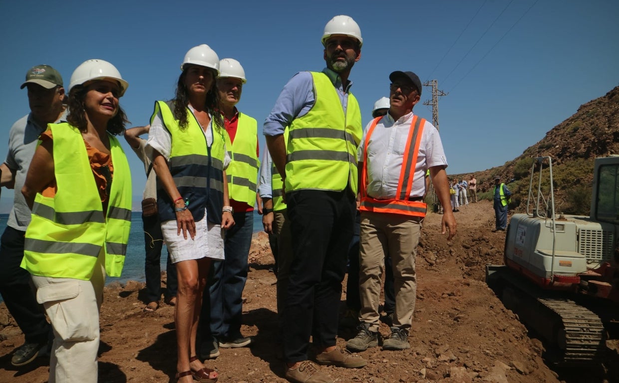 El consejero de Sostenibilidad, Ramón Fernández-Pacheco, durante su visita a las obras en Las Salinas de Cabo de Gata.