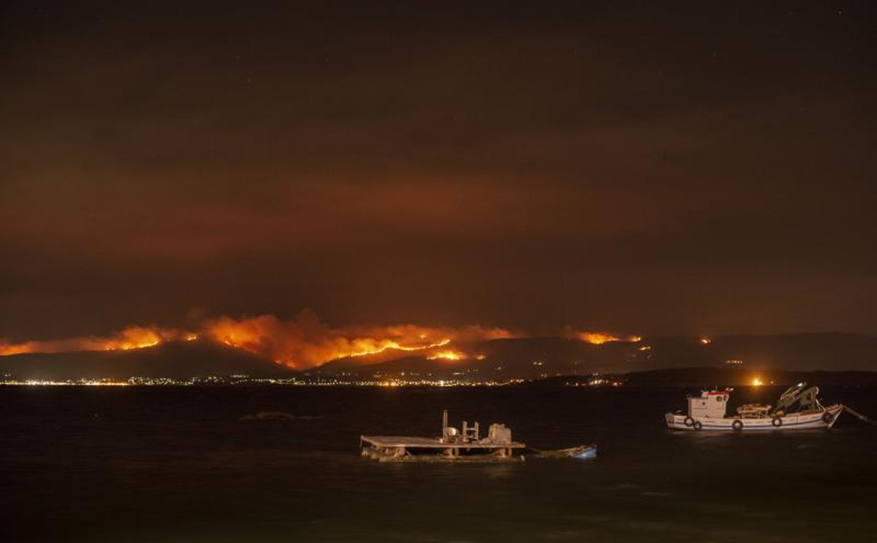 Vista del incendio de Boiro, en la provincia de La Coruña, en la noche del viernes