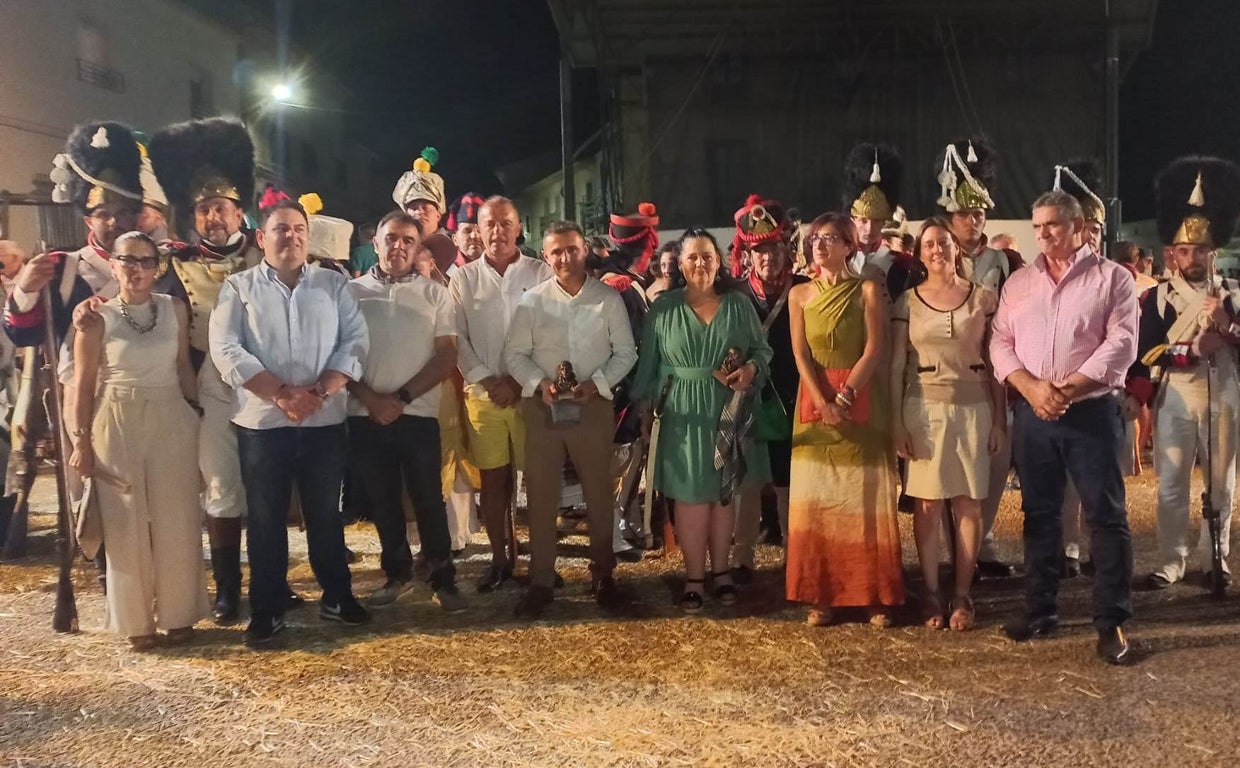 Vecinos y políticos junto a los actores vestidos de época en Camuñas