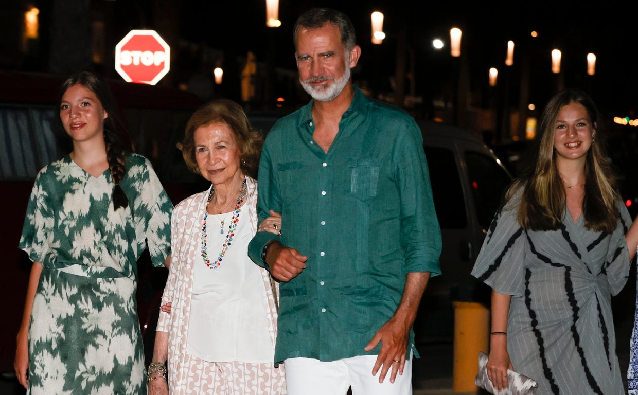 El Rey Felipe VI, junto a su madre Doña Sofía, y sus hijas, la Princesa Leonor y la Infanta Sofía