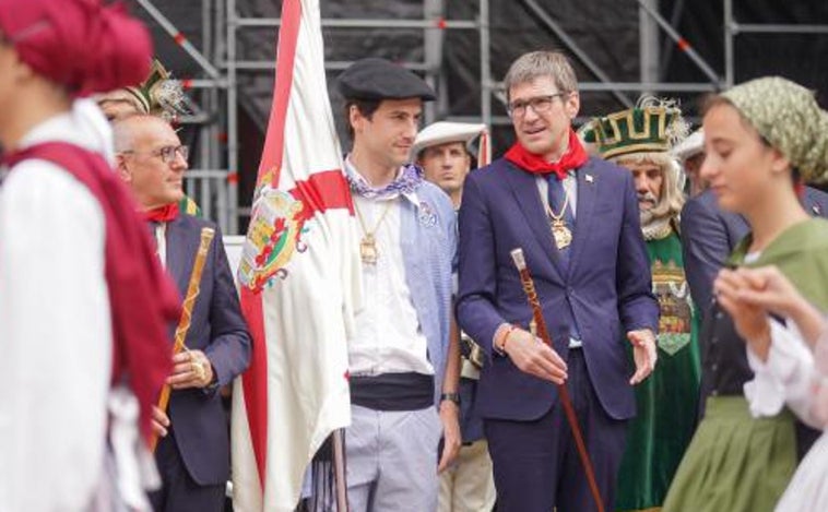 El alcalde de Vitoria se solidariza con Carlos Iturgaiz tras la agresión a su hijo: «El depredador machista es igual que el radical de izquierdas»