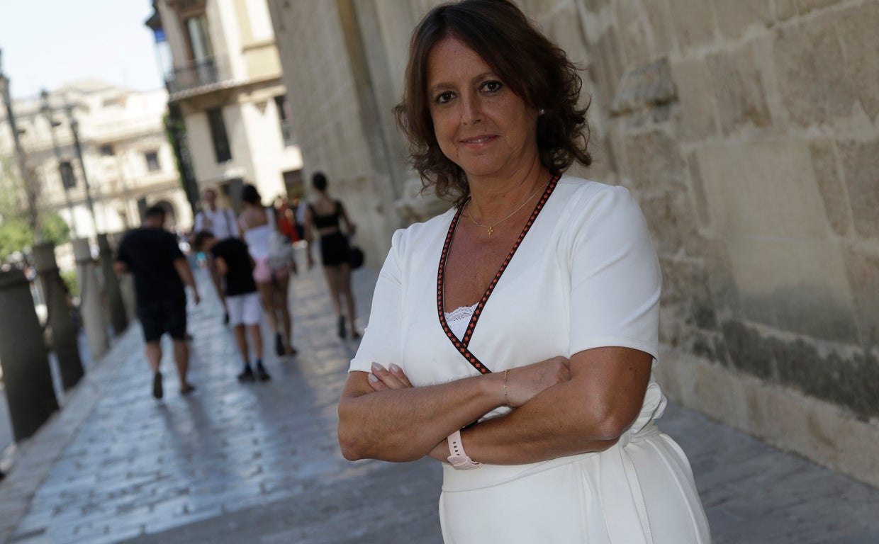 Catalina García posa en la avenida de la Constitución de Sevilla, frente a la sede central de SAS