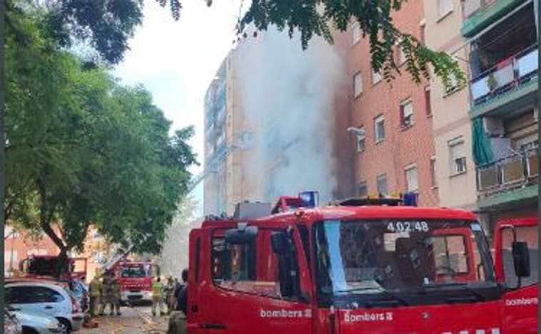 29 atendidos y decenas de evacuados en el incendio de un edificio en Sant Adrià del Besòs