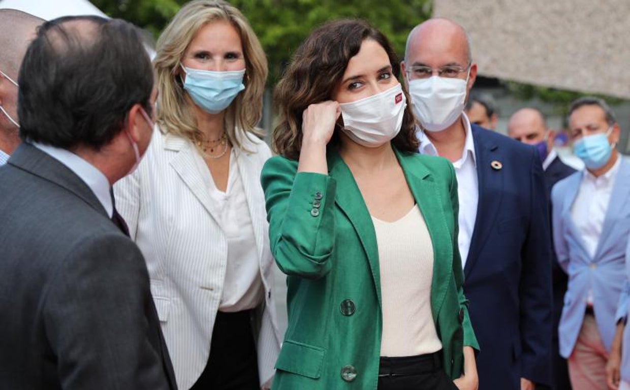La presidenta de la Comunidad de Madrid, Isabel Díaz Ayuso, junto a la consejera de Medio Ambiente, Vivienda y Agricultura, Paloma Martín