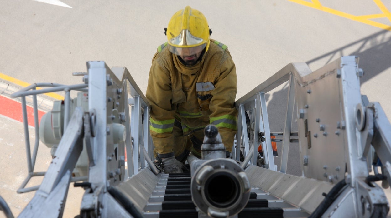 Desalojadas 12 viviendas tras el incendio de una casa en Isla Cristina