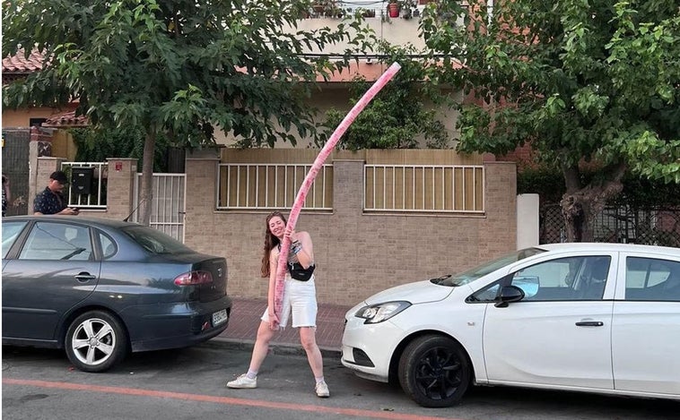 Construye una torre de tres metros con 700 vasos en un festival: «Necesito salir de fiesta con esta tía»