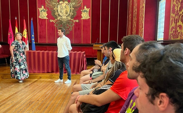 Los voluntarios del campo arqueológico de la Vega Baja, de visita en el Ayuntamiento