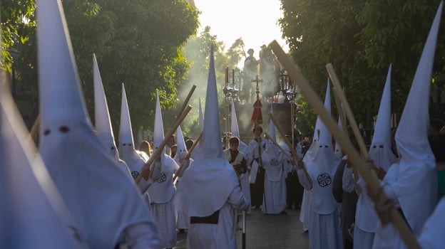 Nazarenos de la Presentación al Pueblo, el Sábado de Pasión, con el misterio al fondo