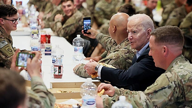 El presidente de los Estados Unidos, Joe Biden, bebe agua mineral de Requena (Valencia)