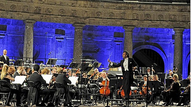 La Orquesta Filarmónica de Gran Canaria, dirigida por Pedro Halffter en una actuación por la noche en el Palacio de Carlos V de La Alhambra,