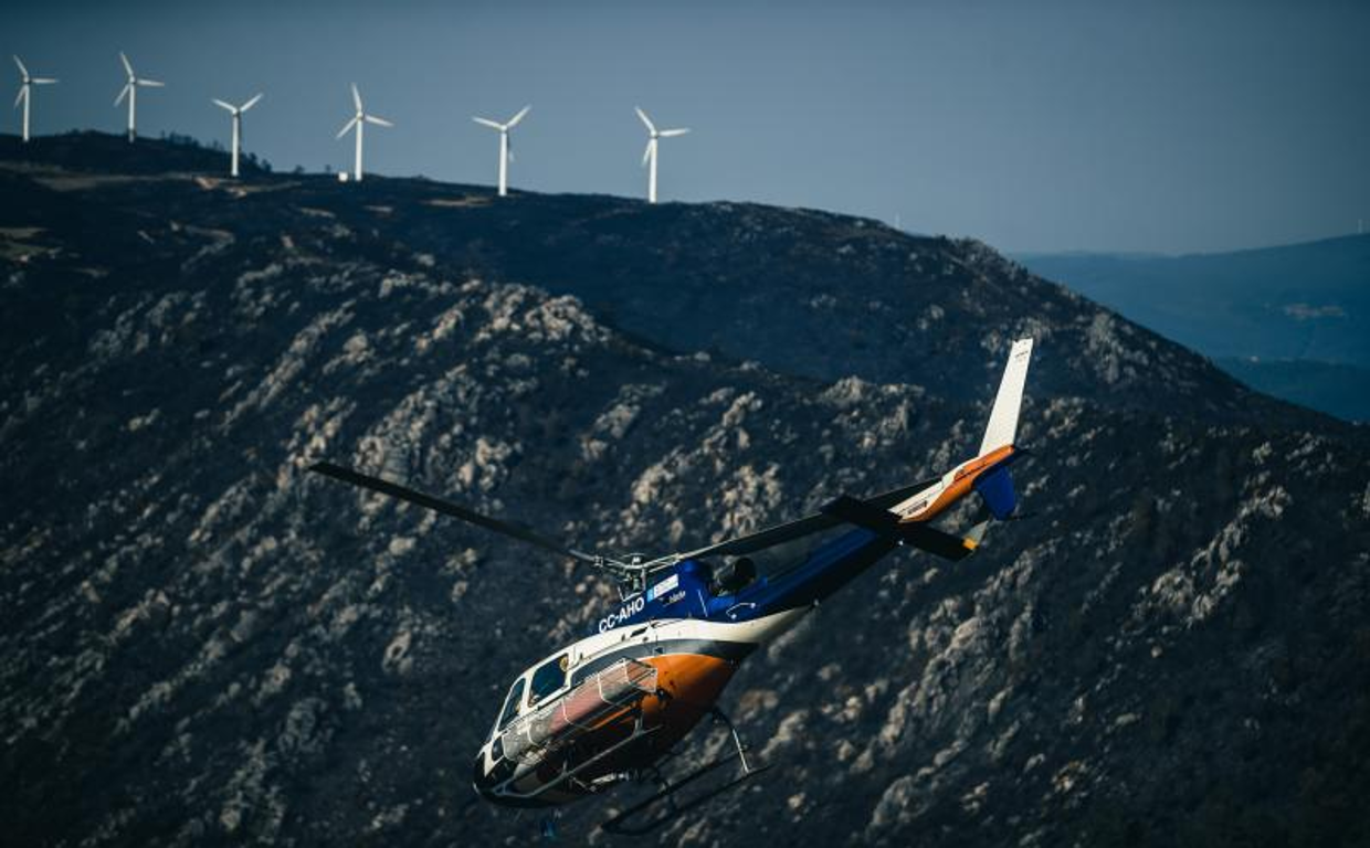 Helicóptero trabajando en el incendio de Boiro