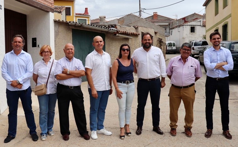 Paco Núñez, de gira por los pueblos de Toledo, pide a Page su opinión sobre el plan de ahorro energético