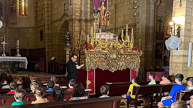 Actividad parroquial desarrollada con los niños en la iglesia de San Lorenzo