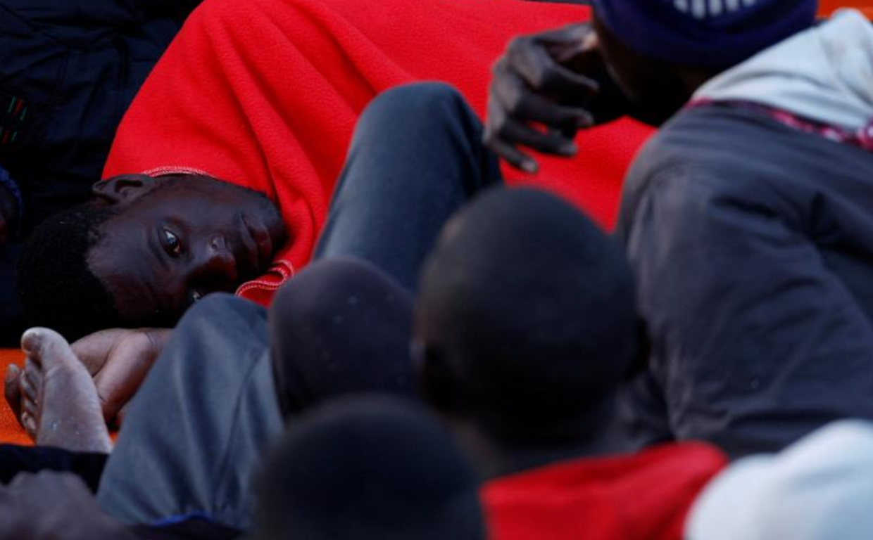 Migrantes esperan para ser desembarcados en el muelle de Arguineguín (Gran Canaria)