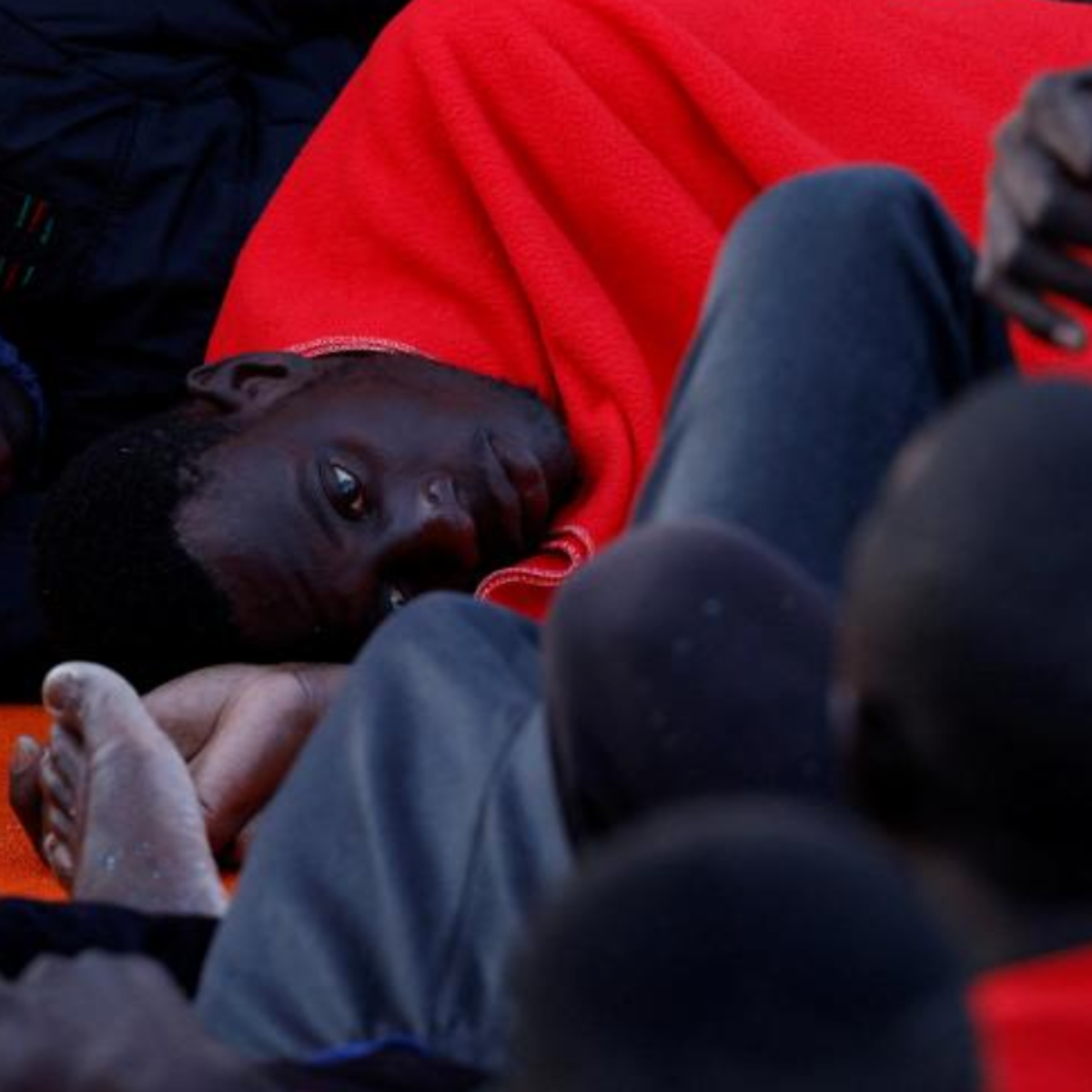 Encuentran a un fallecido bajo la ropa de los ocupantes de una patera con 63 migrantes