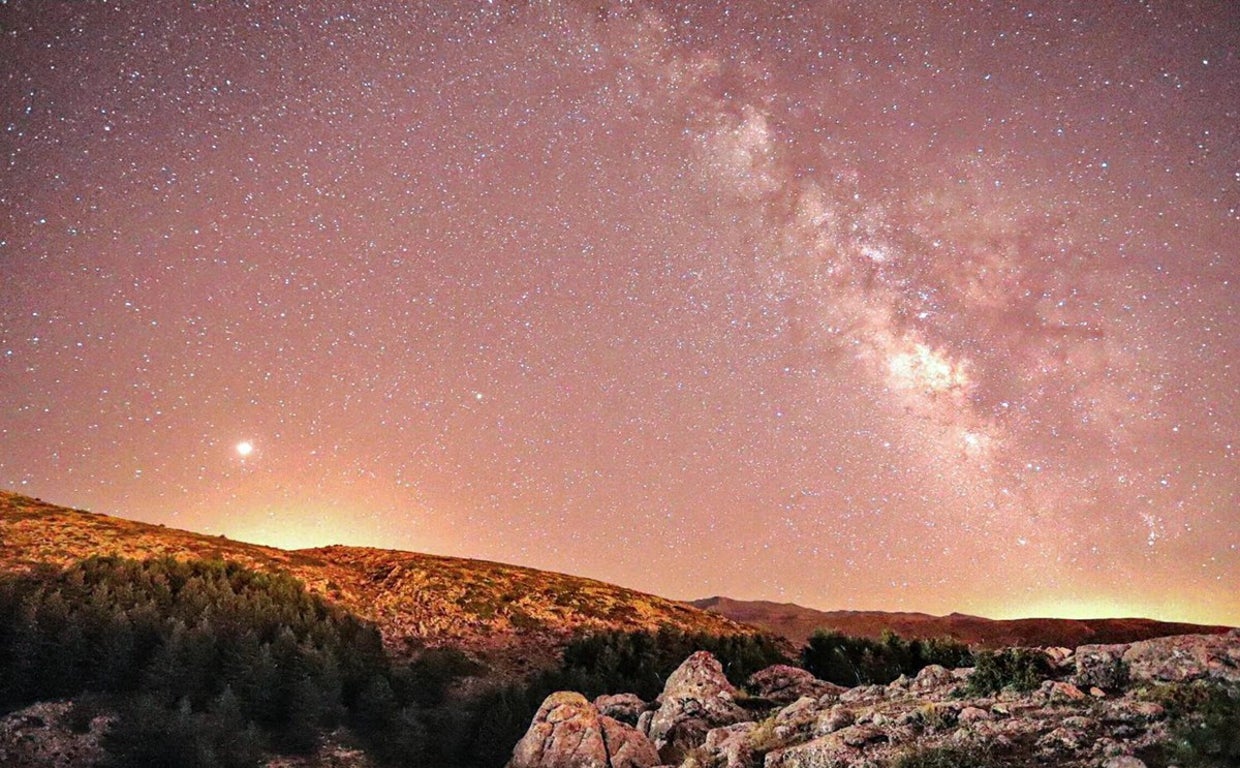 La noche de perseidas en Sierra Nevada vuelve a ser una de las fechas más atractivas para subir a Pradollano