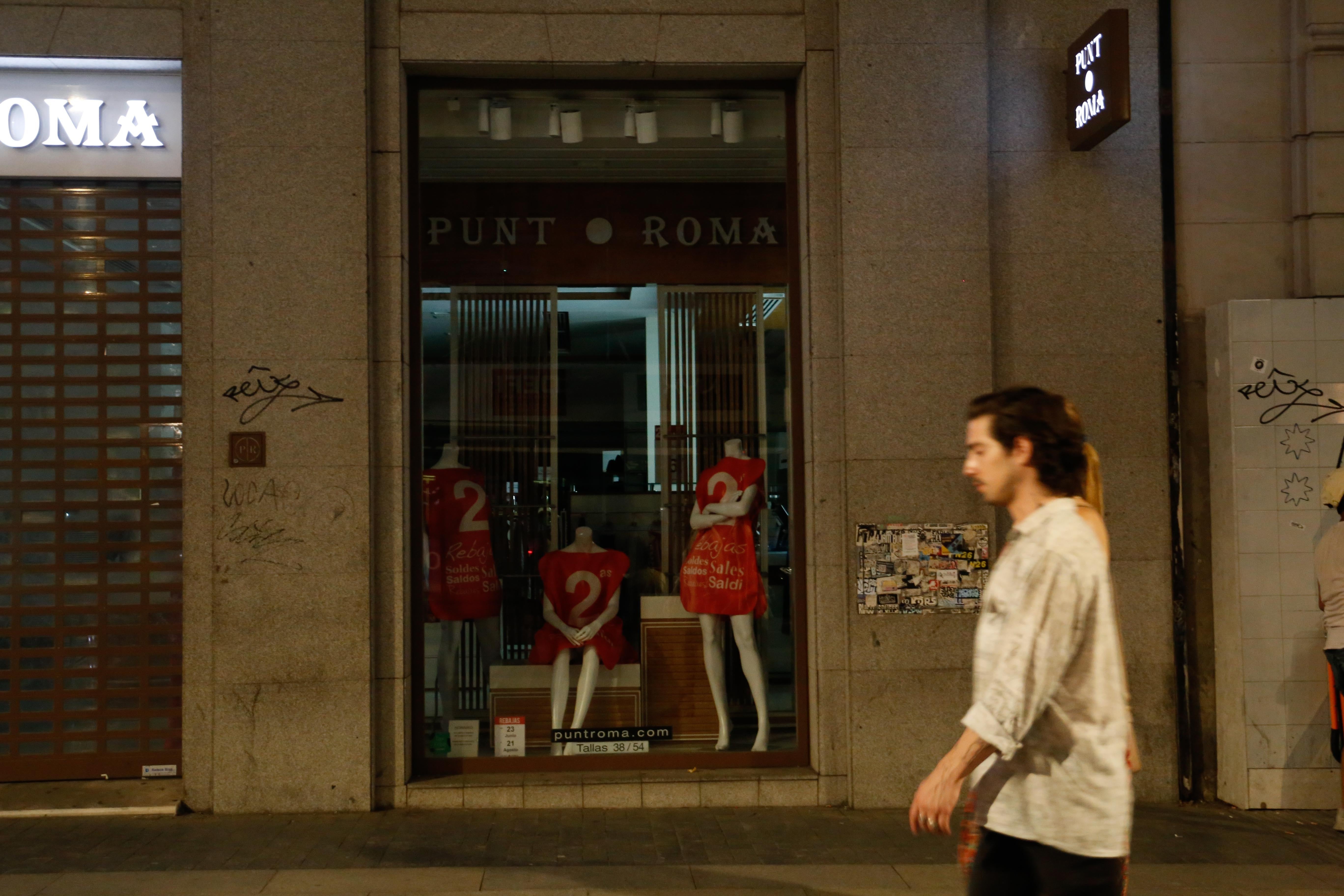 Una tienda tiene las luces del escaparate apagadas.