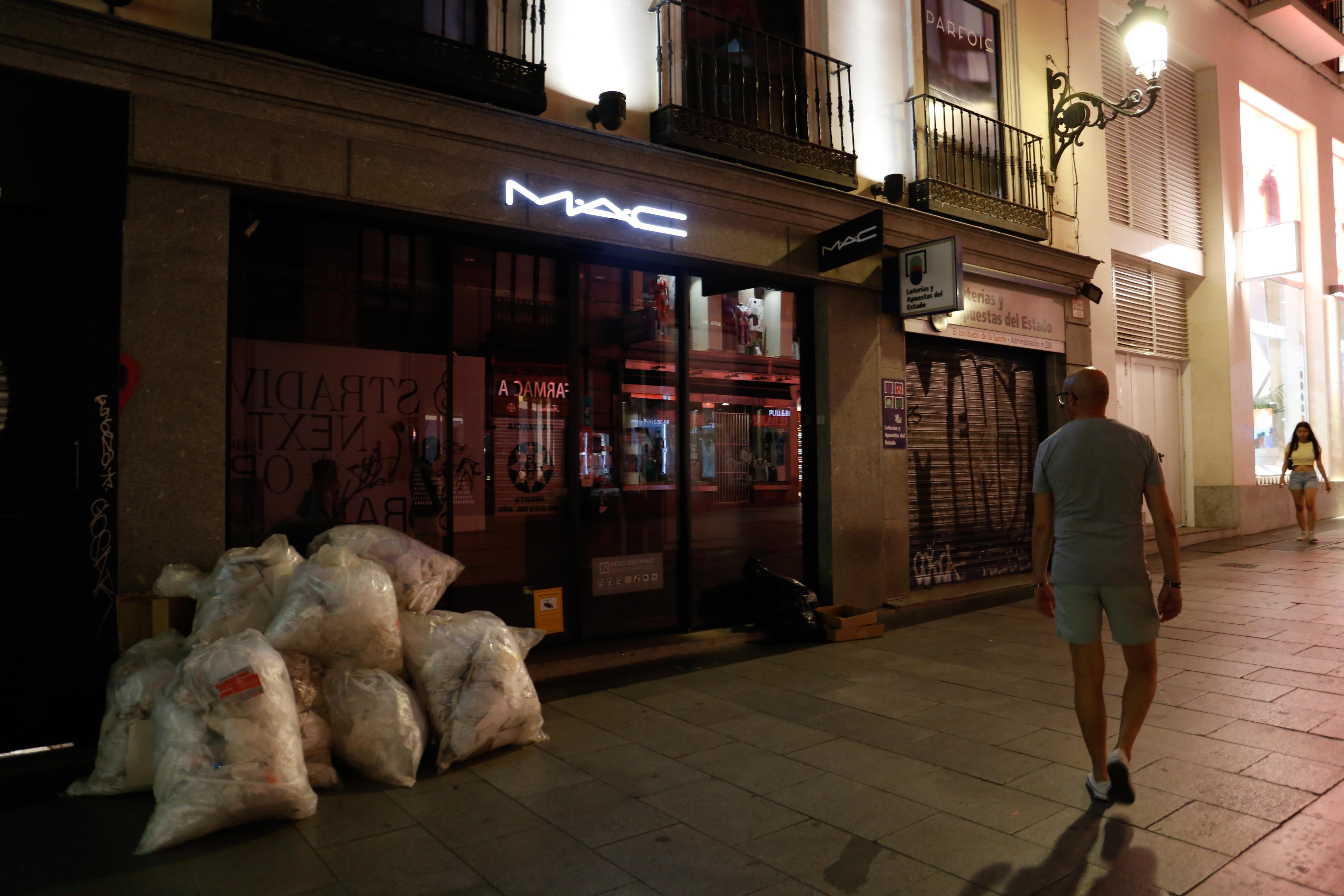 Una tienda M.A.C, con las luces del escaparate apagadas.