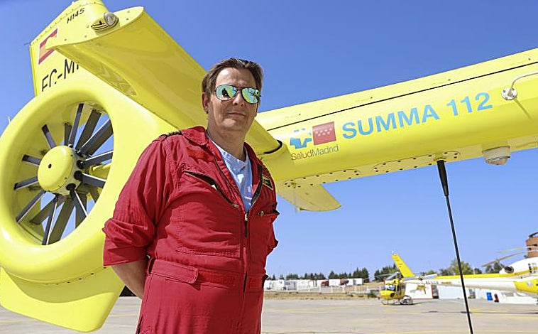 Imagen principal - Arriba el piloto Antonio Martínez. Sobre estas líneas Carlos Novillo junto a la torre de entrenamiento y un momento casual del acondicionamiento diario. 
