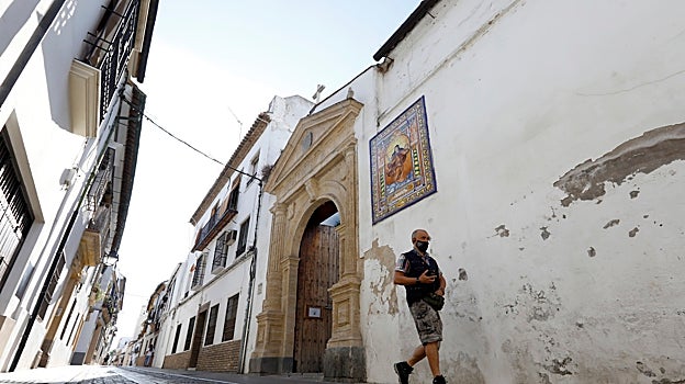 Calle que lleva el nombre de Agustín Moreno, en el barrio de Santiago y frente a la iglesia de Madre de Dios