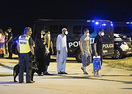 Imagen secundaria 1 - Varias de las familias en la base aérea de Torrejón de Ardoz