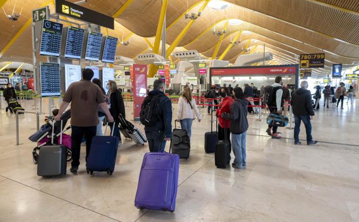 Viajeros buscan su destino en el aeropuerto de Barajas