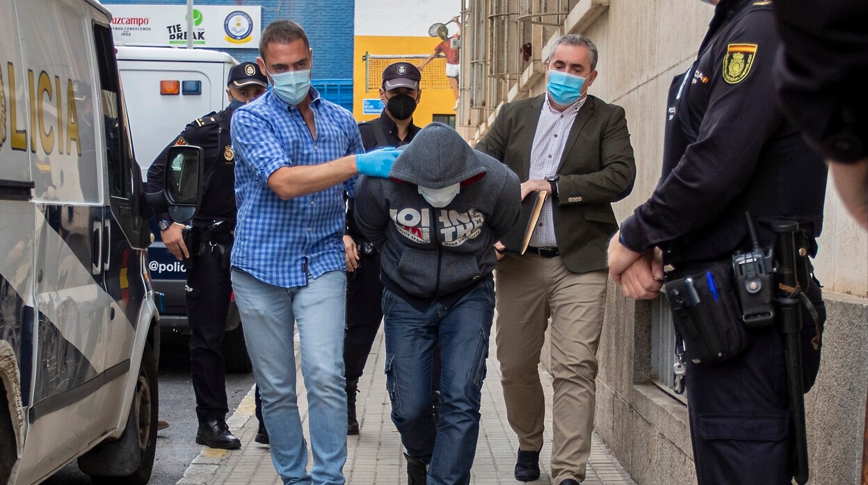 Solicitan 32 años de cárcel para el acusado de decapitar a su vecino en Huelva