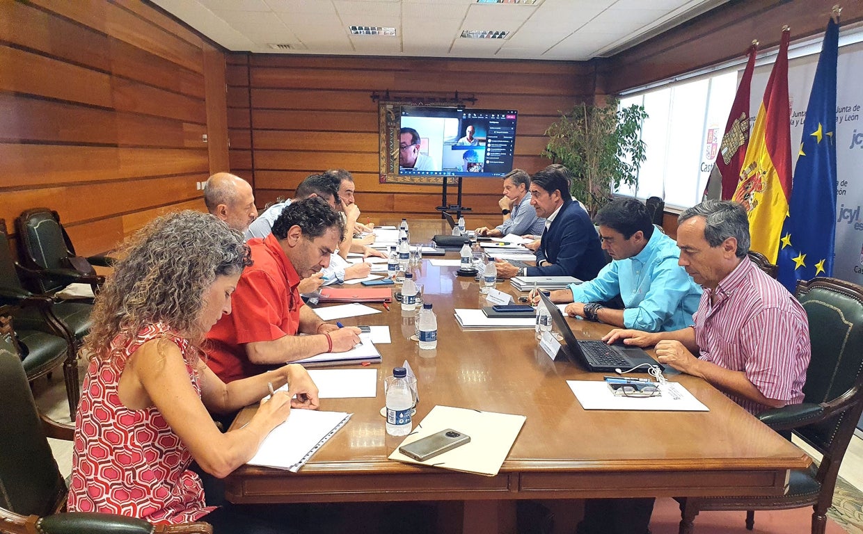 El consejero Suárez-Quiñones preside la reunión entre Junta, sindicatos UGT y CCOO y patronal CEOE sobre el dispositivo de incendios en Castilla y León