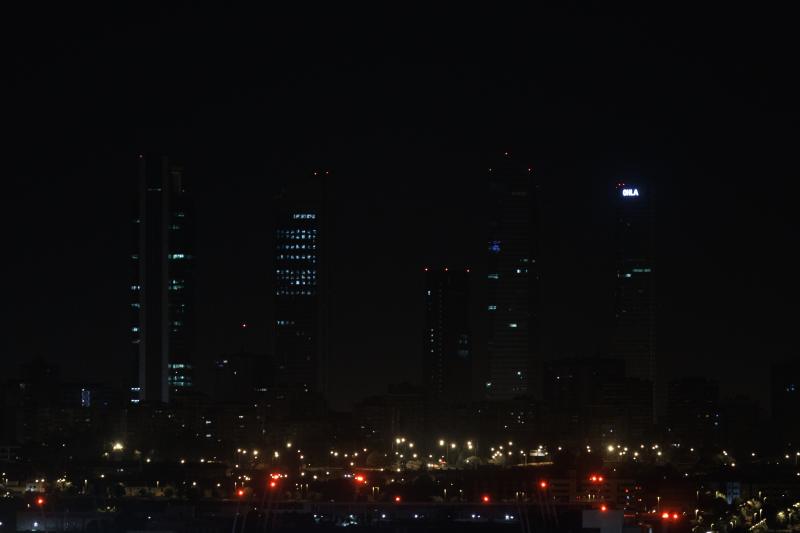 Vista de las cuatro torres de Madrid sin las luces encendidas.