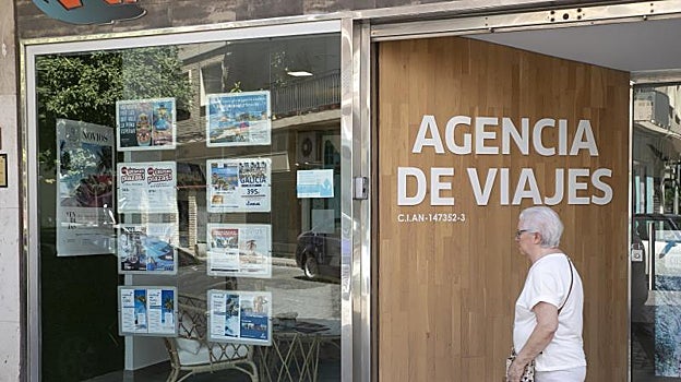 Una mujer pasa delante de una agencia de viajes de Córdoba esta semana