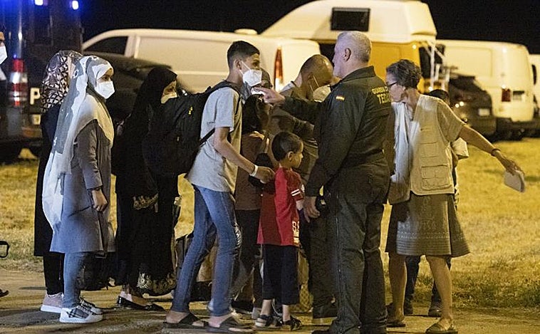 Los últimos evacuados afganos necesitarán más de un año para integrarse